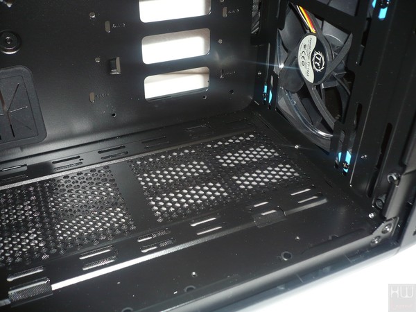 060-thermaltake-view37-riing-edition-foto-case-interno-predisposizione-ventole-inferiore