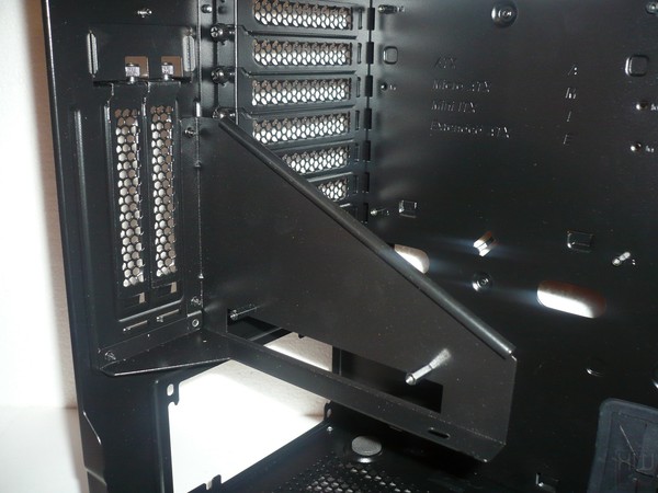 065-thermaltake-view37-riing-edition-foto-case-interno-slot-espansione-supporto-installazione-vga-verticale