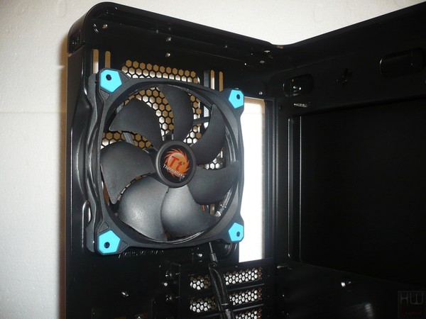 069-thermaltake-view37-riing-edition-foto-case-dettaglio-ventole-preinstallate-posteriore-estrazione